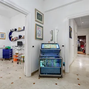 Apartment Jeans, Rome
