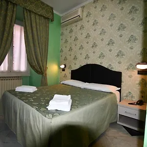 Hotel Ferrarese, Řím
